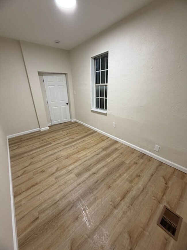 Building Photo - 76 Cortina Way