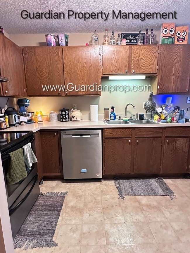 Building Photo - Plymouth Town Home, 1 Car Garage, Dishwasher, In Unit Laundry, Patio
