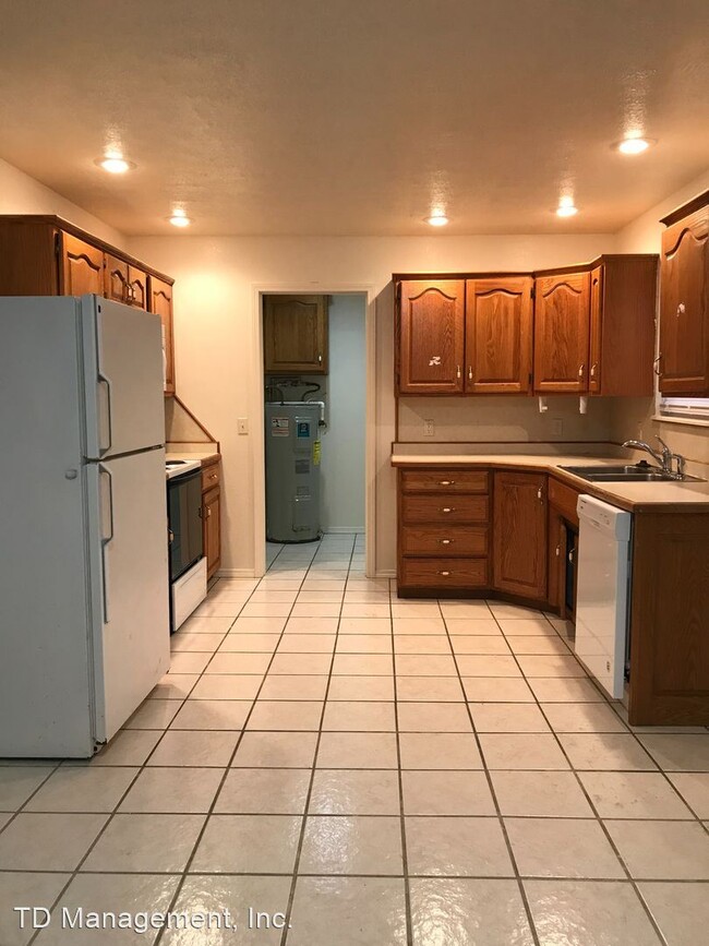 Building Photo - 2 br, 1 bath House - 405 Redbud Ln