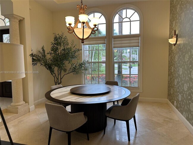Foto del edificio - 2534 Montclaire Ct