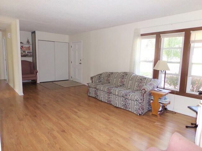 Building Photo - 518 Country Ln