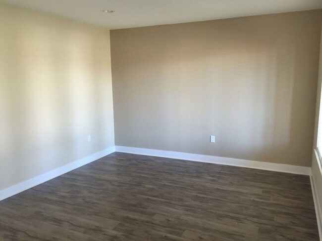 Riverside Home 4bd/ 2ba - Riverside Home 4bd/ 2ba