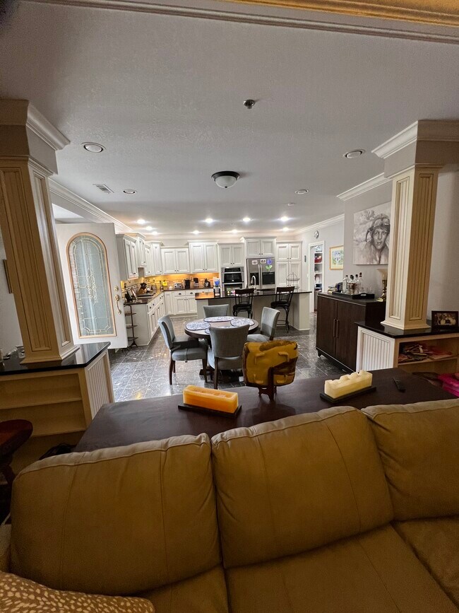 Living kitchen - 709 S Kansas Ave