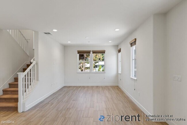 Building Photo - 2 br, 2.5 bath Townhome - 33475 Alvarado-N...