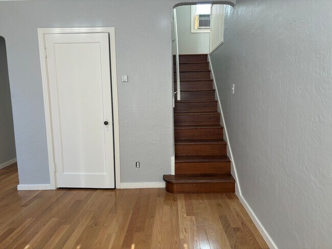 Building Photo - Terrific Downtown Location w/Storage Garage!