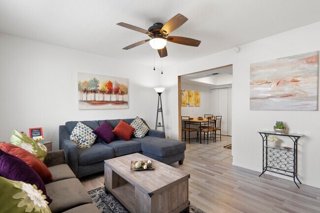 Foto del edificio - 8066 E Oak St