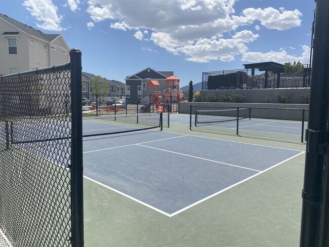 Building Photo - 4 br, 2.5 bath Townhome - 1726 North 3830 ...