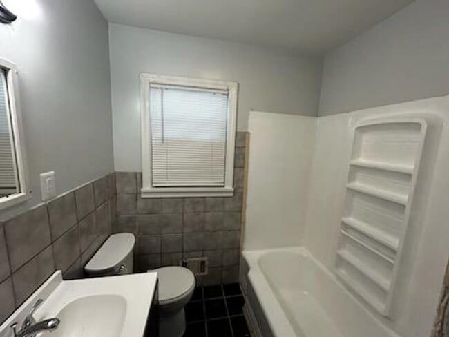 Building Photo - 2BR/1ba house with garage