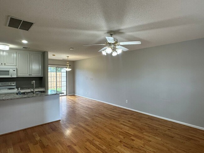 Foto del edificio - 2 bedroom/1.5 bath end unit townhome in gr...