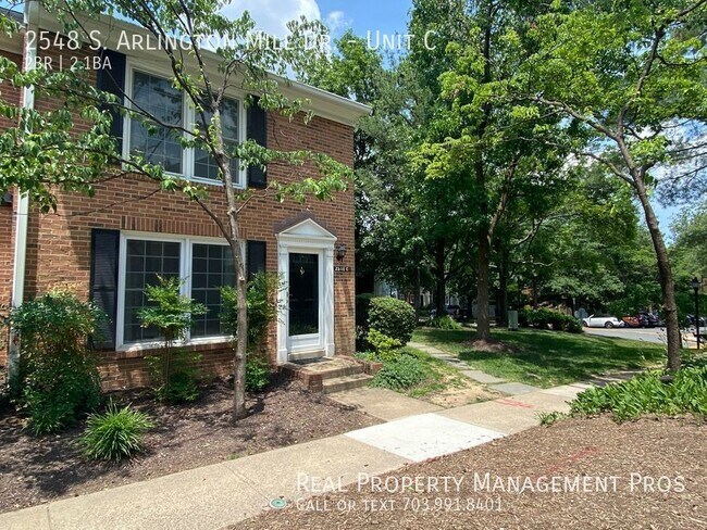 Building Photo - Beautiful End Unit Townhouse in Popular Wi...