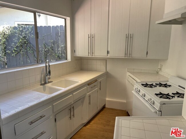 Building Photo - 2154 N Beverly Glen Blvd