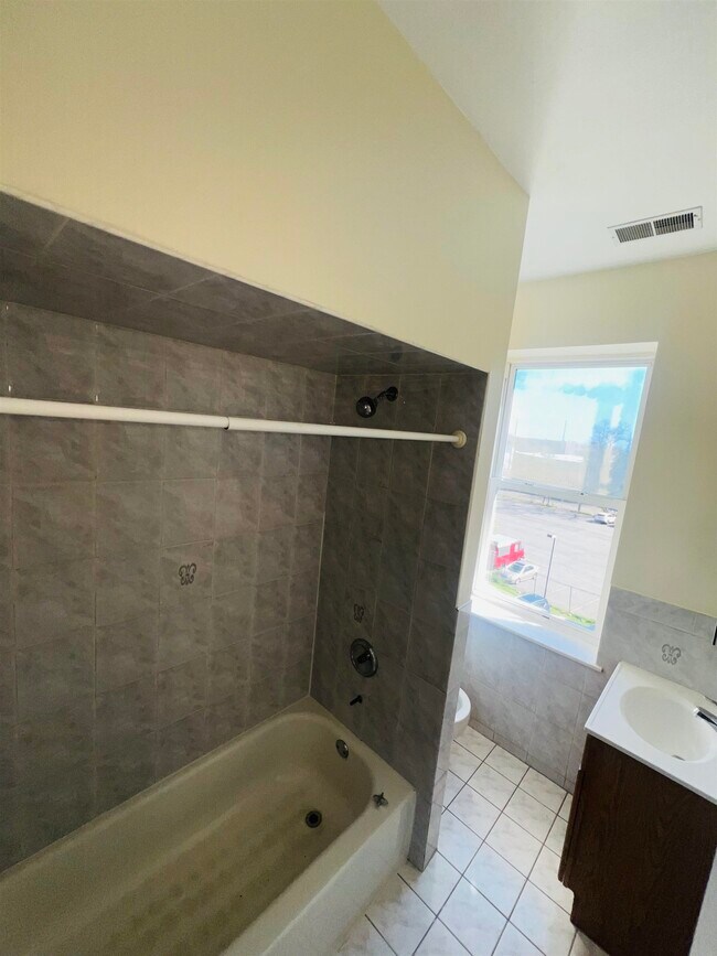 Building Photo - 250 S Orange Ave