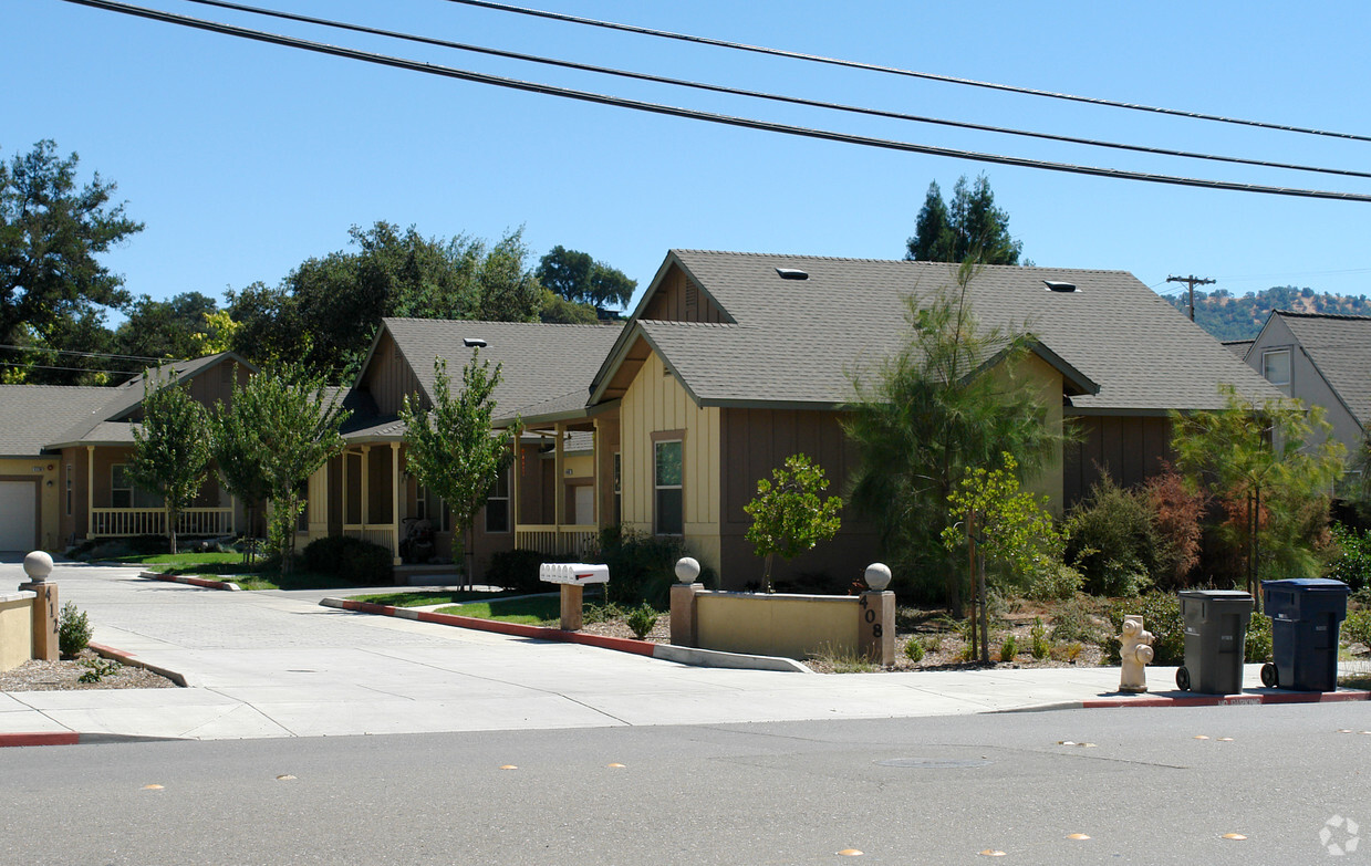 Primary Photo - 408 N Cloverdale Blvd