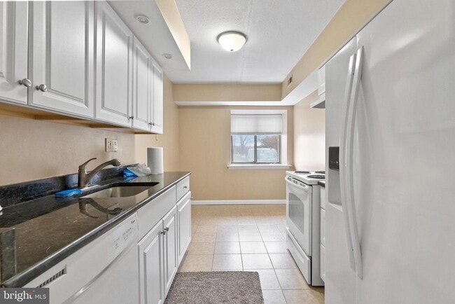 Building Photo - 211 James Ct