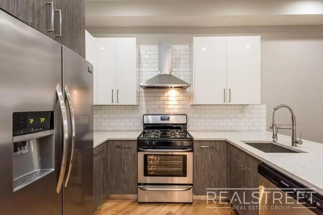 Building Photo - 3 bedroom in BROOKLYN NY 11221