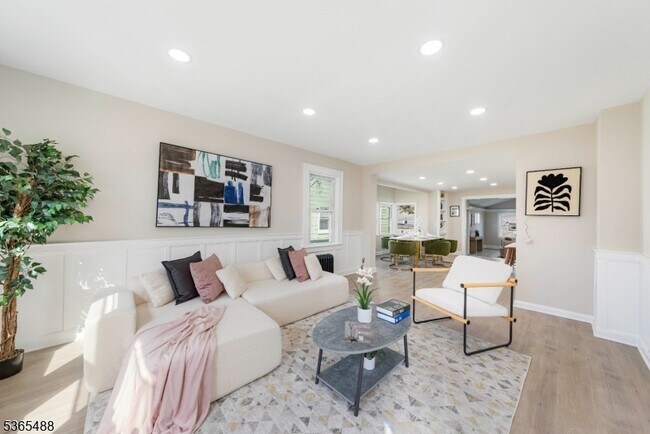 Building Photo - 536 Spruce Ave