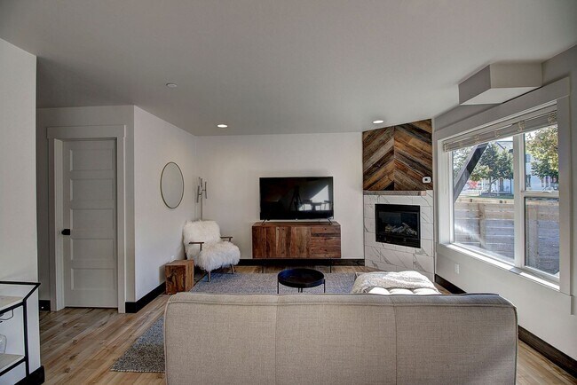 Foto del edificio - 1010 7th St E