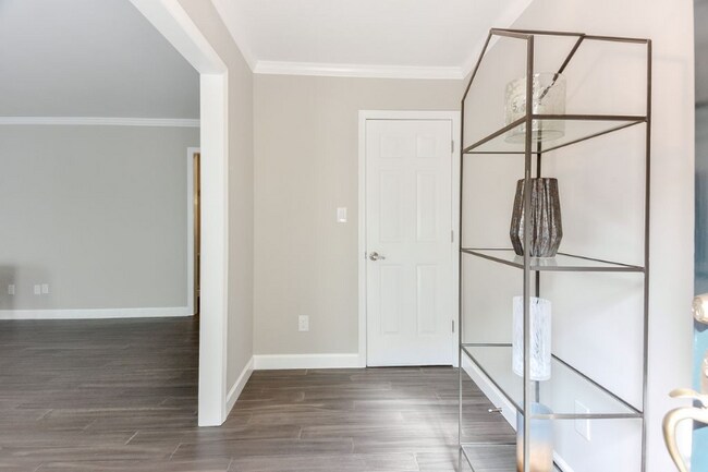 Building Photo - 440 The North Chace