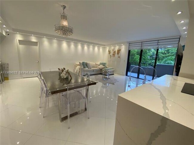 Foto del edificio - 121 Crandon Blvd