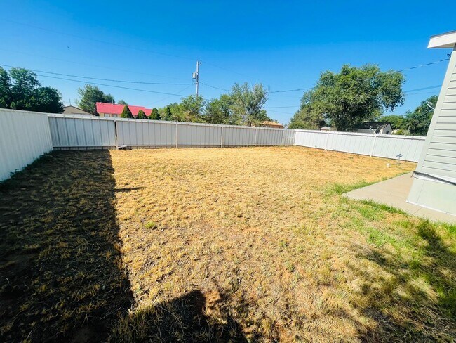Building Photo - Inviting Pet-Friendly House: Perfect for Y...
