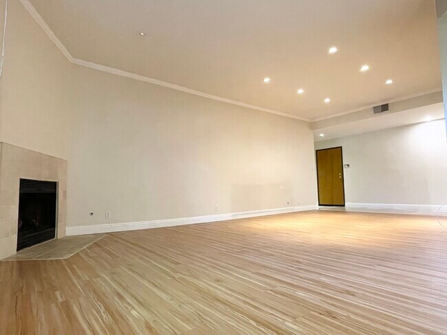 Large Living Room - 13331 Moorpark St