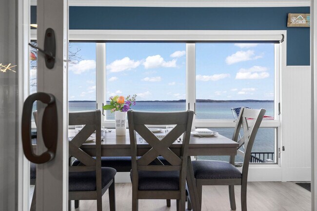 Foto del edificio - 7633 S W Bay Shore Dr