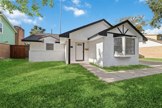 Building Photo - 9114 Mahoning Dr