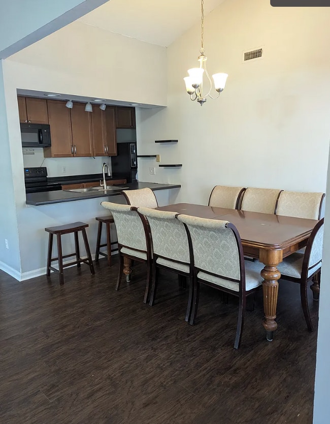 Building Photo - Room in House on Golden Oak Ct