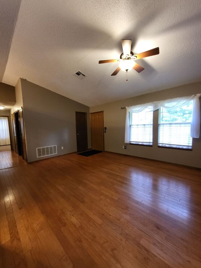 Building Photo - (3) Bed/(2) Bath in Eagle Cliff Addition A...