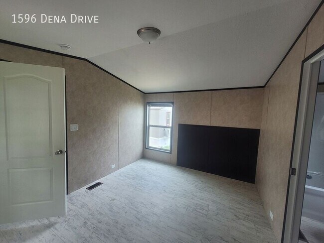 Building Photo - 1596 Dena Dr
