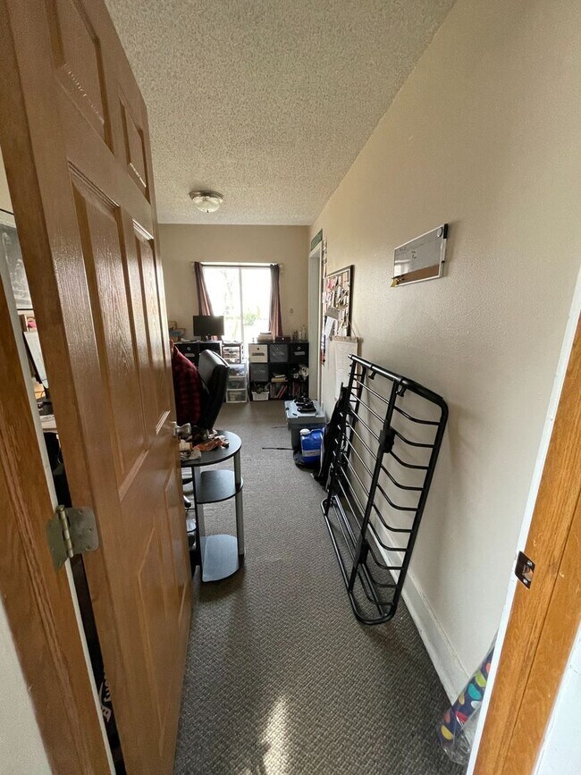 Foto del edificio - Spacious Three Bedroom Near Campus
