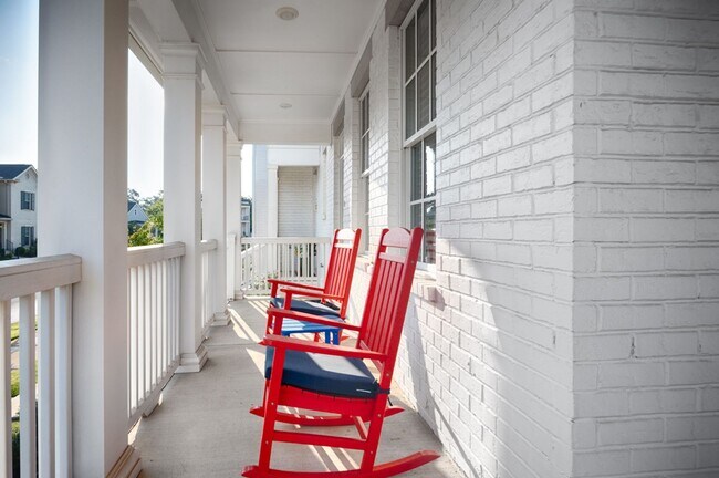 Foto del edificio - Fully Furnished 3 Bedroom Home Near Toyota...
