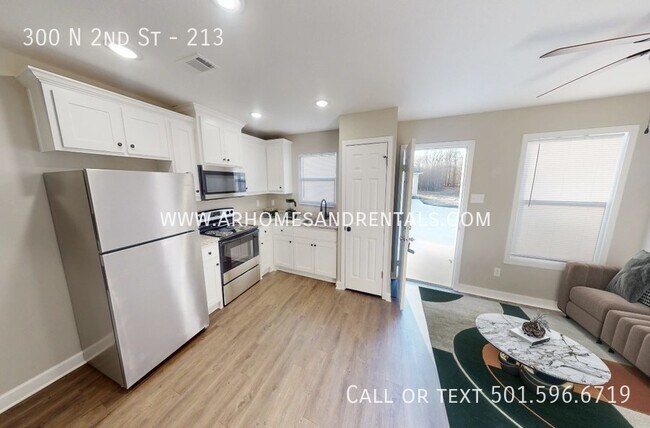 Building Photo - 300 N 2nd St - 213 | $795 | 2 beds, 1 full...