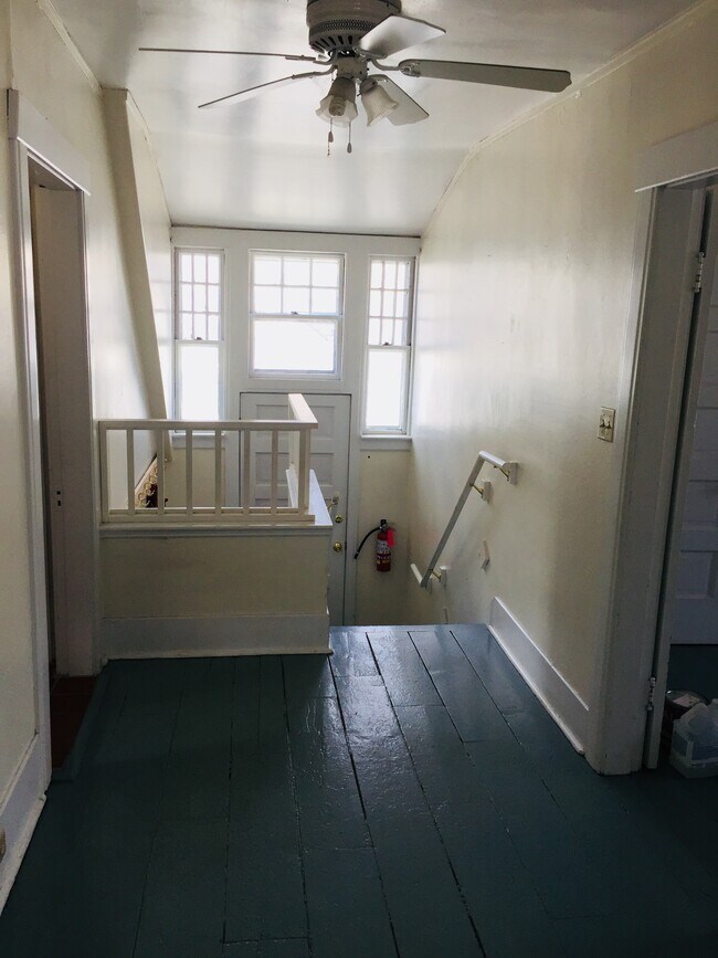 Inside entrance - 98 High St