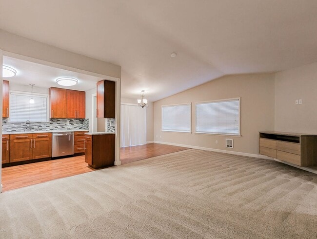 Foto del edificio - Updated & move in ready 3 bed 2 bath rambler w/ 2 car garage!