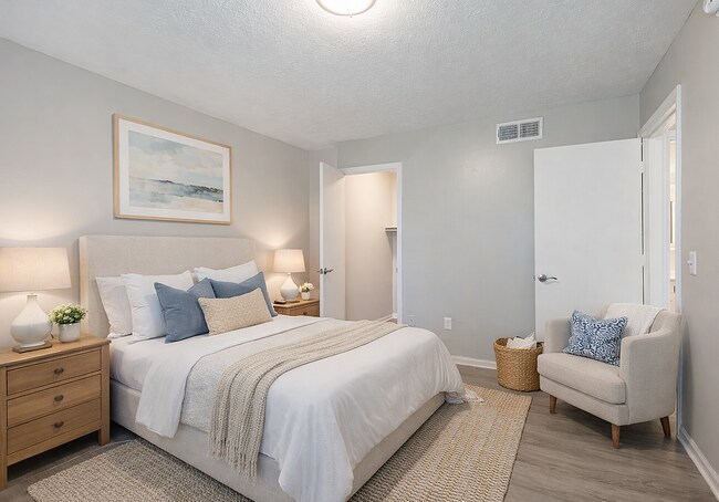 Acogedor dormitorio en tonos neutros - Lexington Springs Apartments