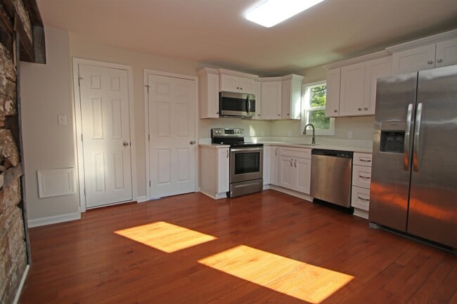 Building Photo - 169 W Lee St