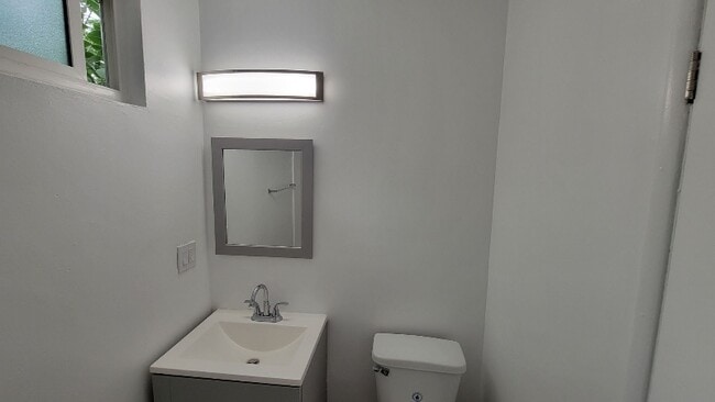 Building Photo - 15546 Vanowen St