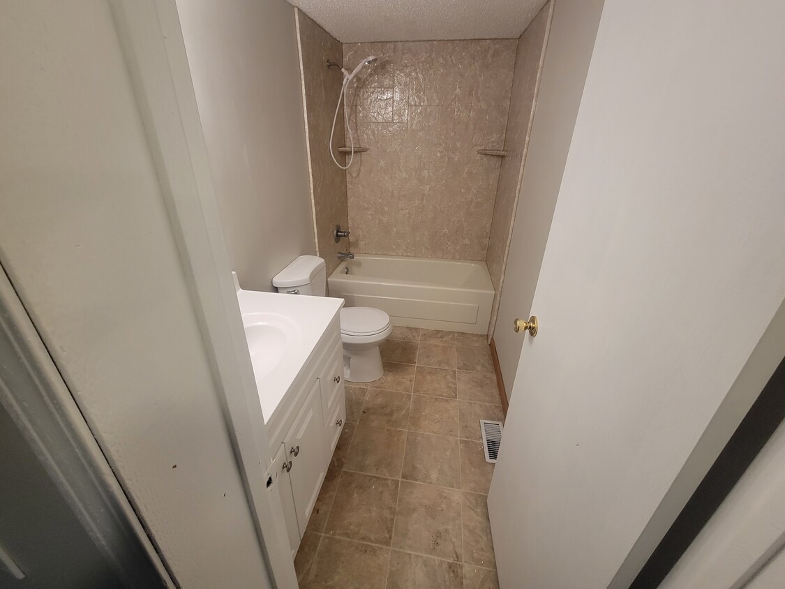 Bathroom - 16 Maxwell St