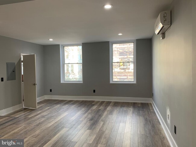 Building Photo - 144 N 5th St