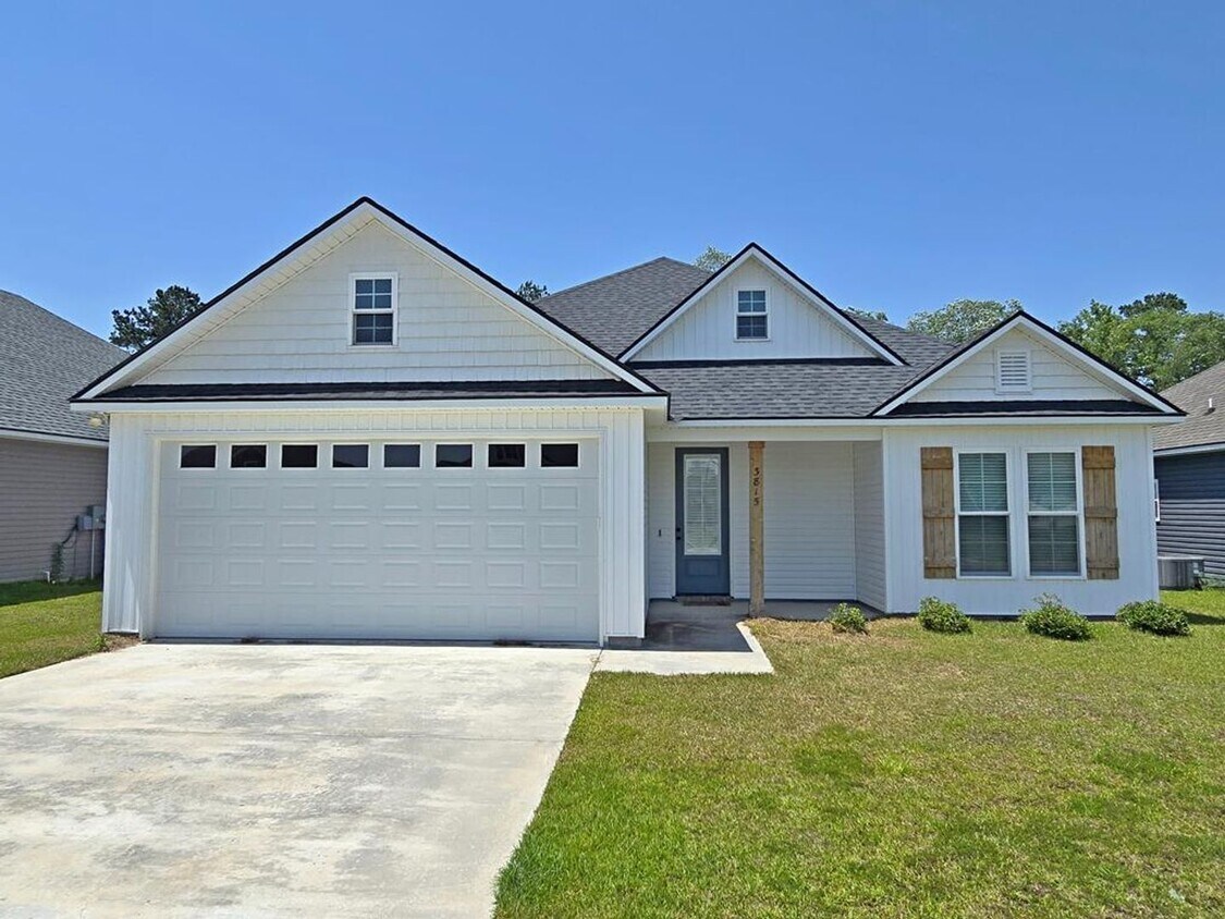 Foto principal - Stylish 4-Bedroom Home with Screened Porch...