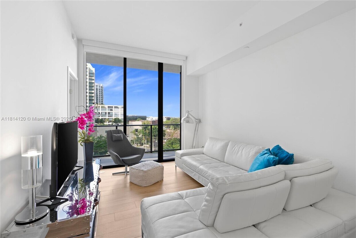 Foto principal - 2678 Tigertail Ave
