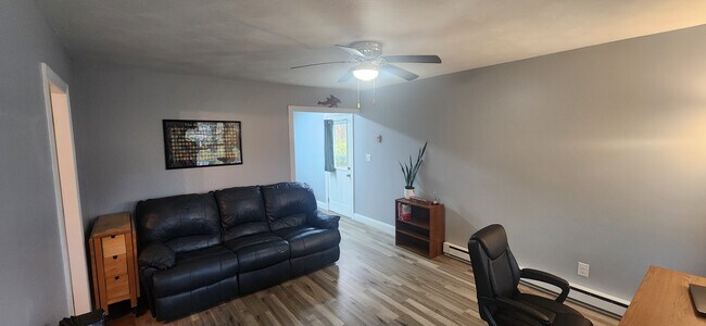 De la sala de estar a la cocina - 3696 S Leonard Springs Rd