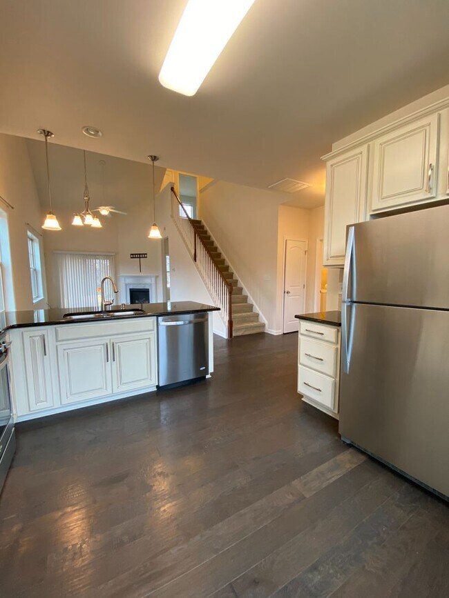 Foto del edificio - Beautiful 3 bed, 2.5 bath end unit townhome close to Duke!