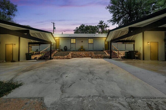 Foto del edificio - 1706 Elmhurst Dr