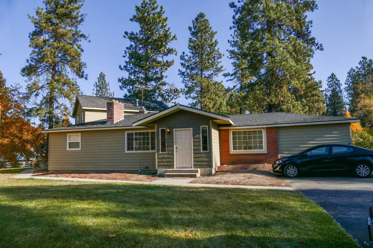 Primary Photo - 302-308 W Norman Ct
