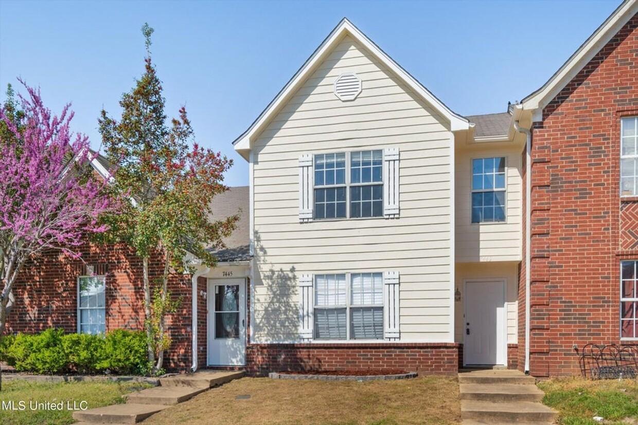 Foto principal - SUPER CUTE THREE BEDROOM 3 BATH TOWNHOME