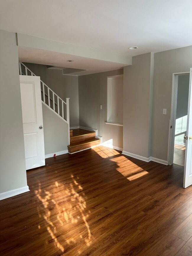 Foto del edificio - Spacious Renovated Home! Den Space & Bonus Recreation Room in Basement! Central Air! W/D! 2 Car G...