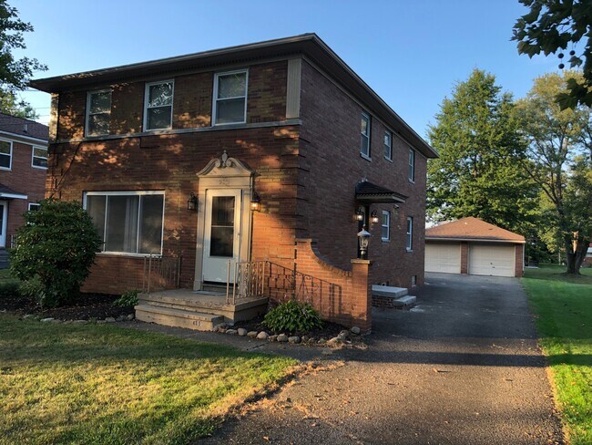 Building Photo - 2881 Chamberlain Rd