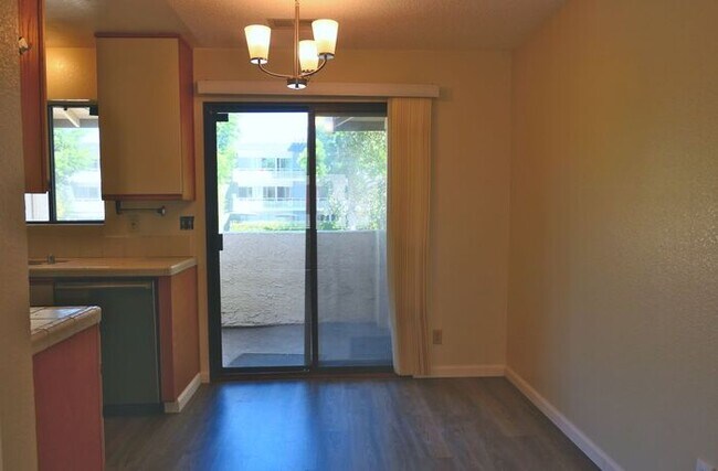 Building Photo - 695 S Knickerbocker Dr